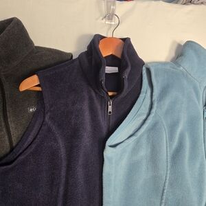 Lot Of 3 Columbia Fleece Vests in Charcoal Gray, Navy, and Light Blue Size Large